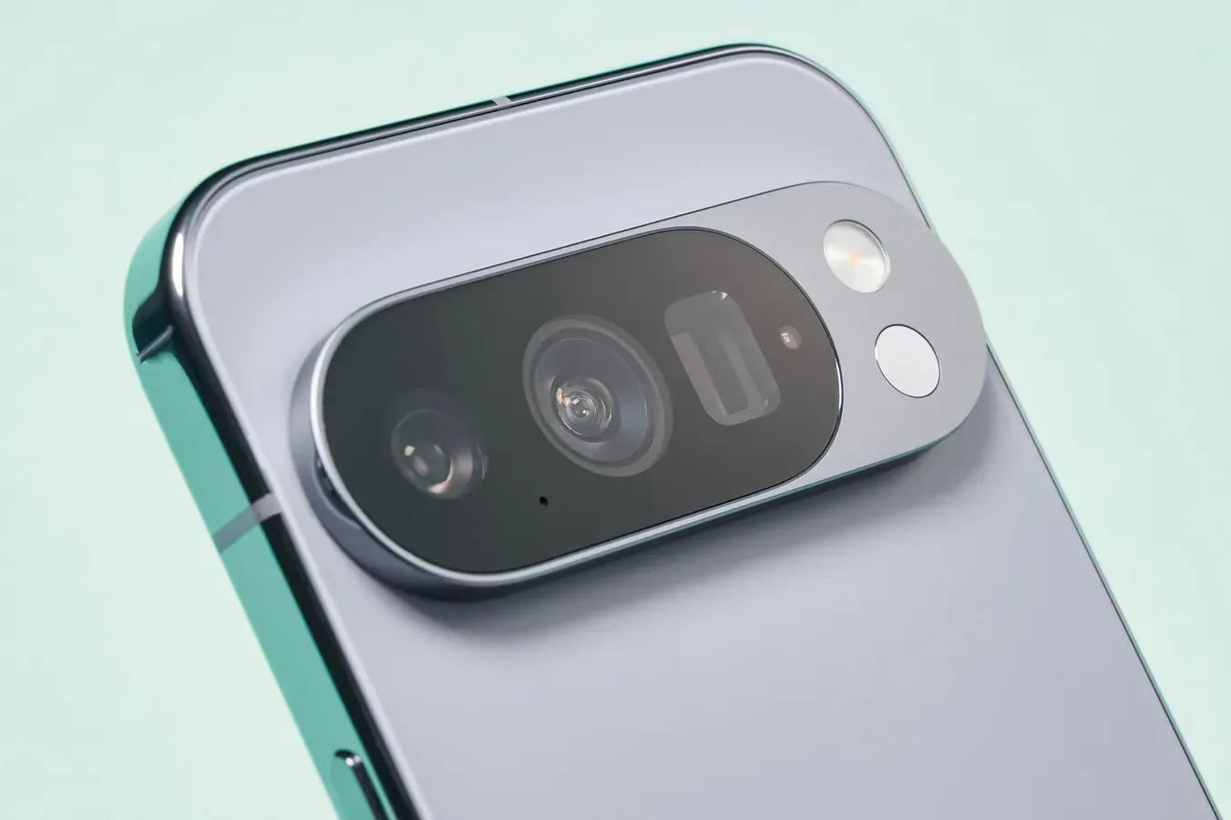Смартфон Google Pixel с ИИ-функцией звонков Take A Message на экране