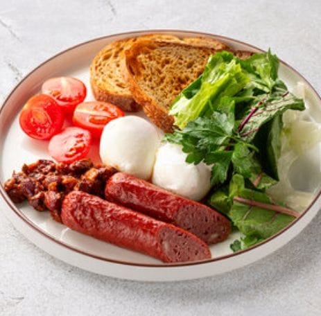 Английский завтрак с яйцами пашот и колбасками 
