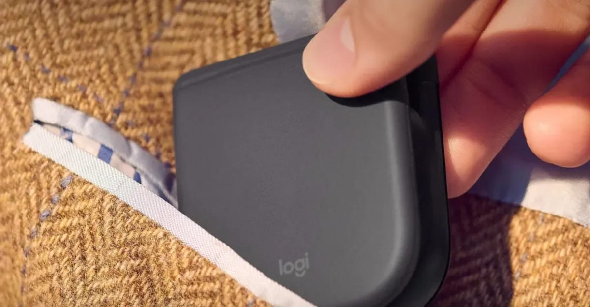 Складная беспроводная мышь Logitech в сложенном виде, похожая на телефон-раскладушку