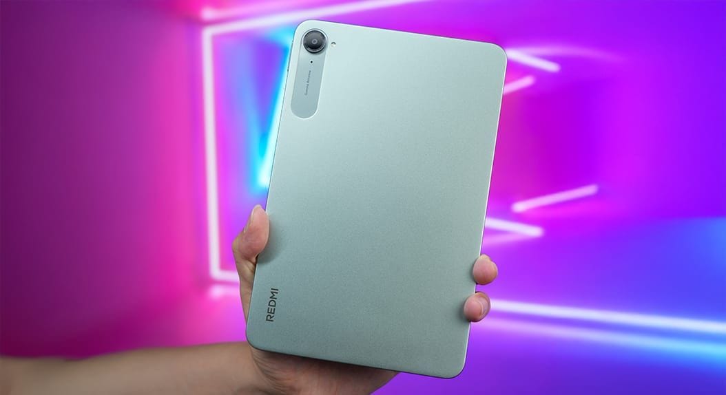 Планшет Xiaomi с логотипом компании на экране