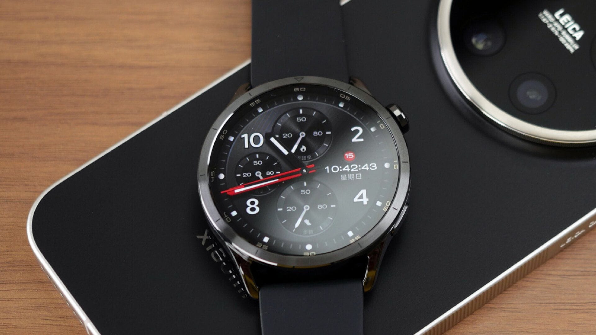 Умные часы Xiaomi Watch S5 на руке