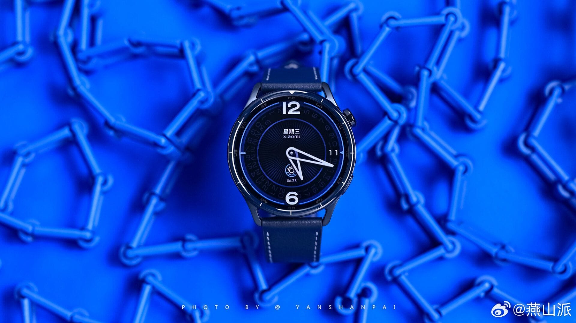 Смарт-часы Samsung Galaxy Watch на запястье