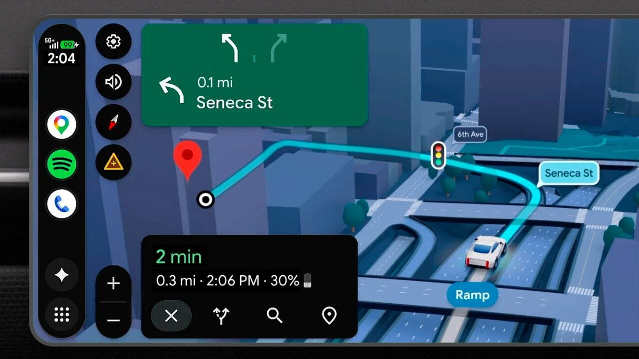 Интерфейс Android Auto на экране автомобиля с обновленным дизайном