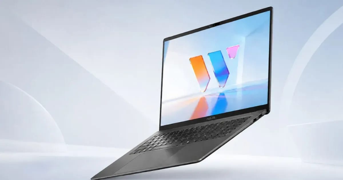 Ноутбук ASUS Vivobook на столе, демонстрация модели 16SE