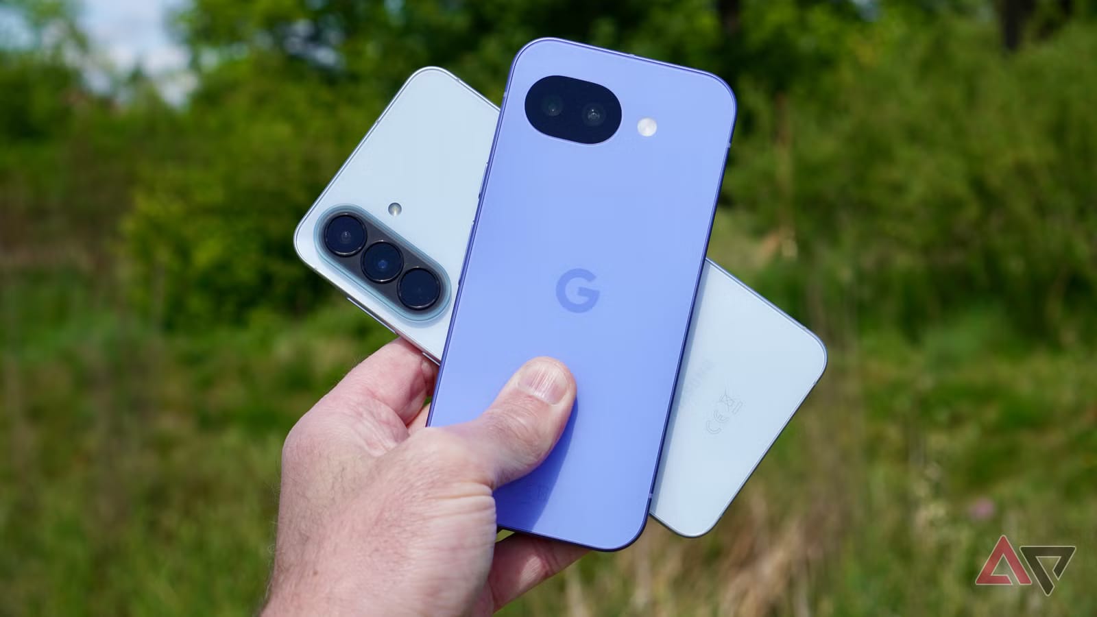 Samsung Galaxy A57 и Google Pixel 10a рядом: сравнение двух смартфонов