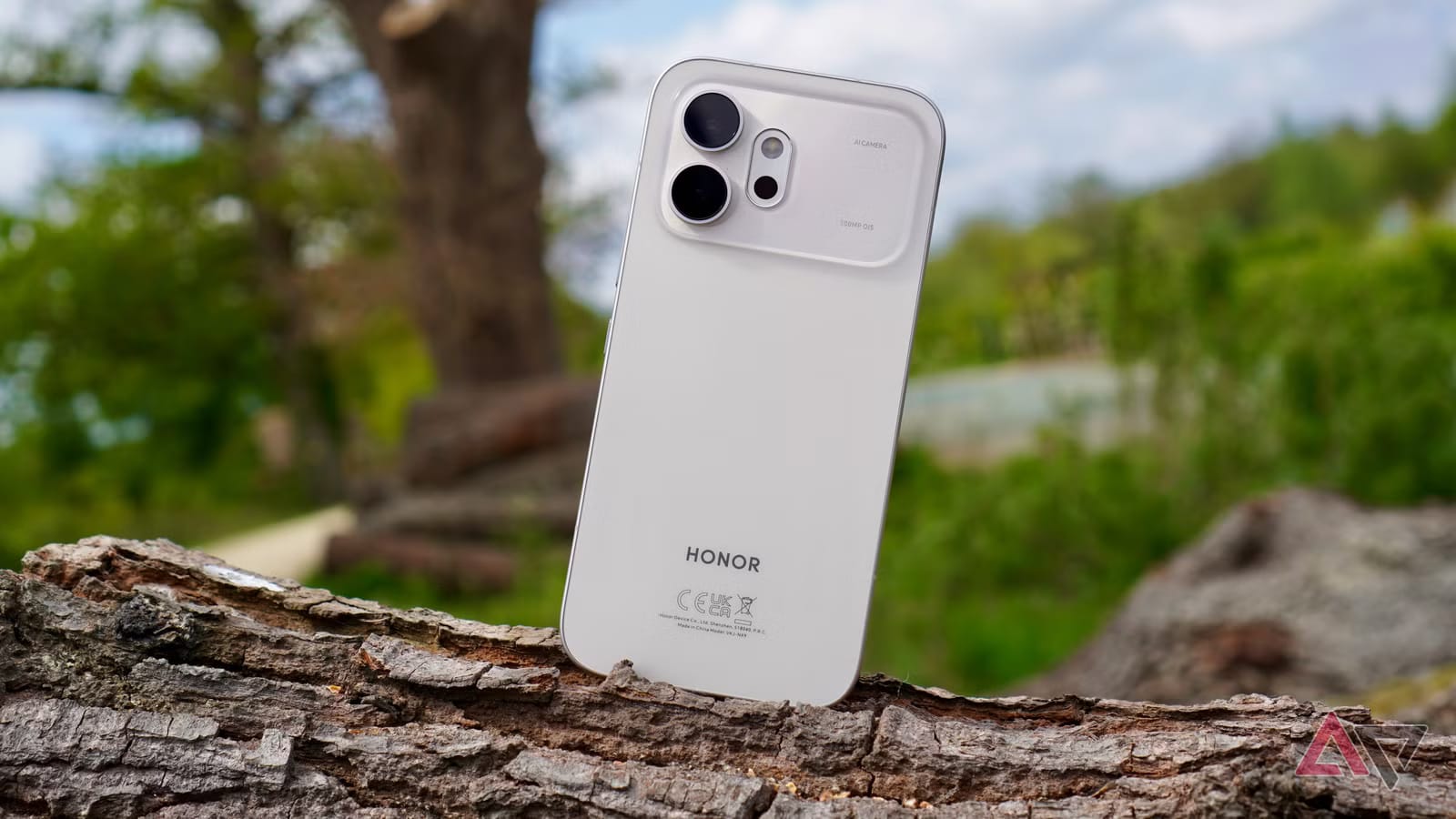 Смартфон Honor 600: вид на корпус и двойной модуль основной камеры