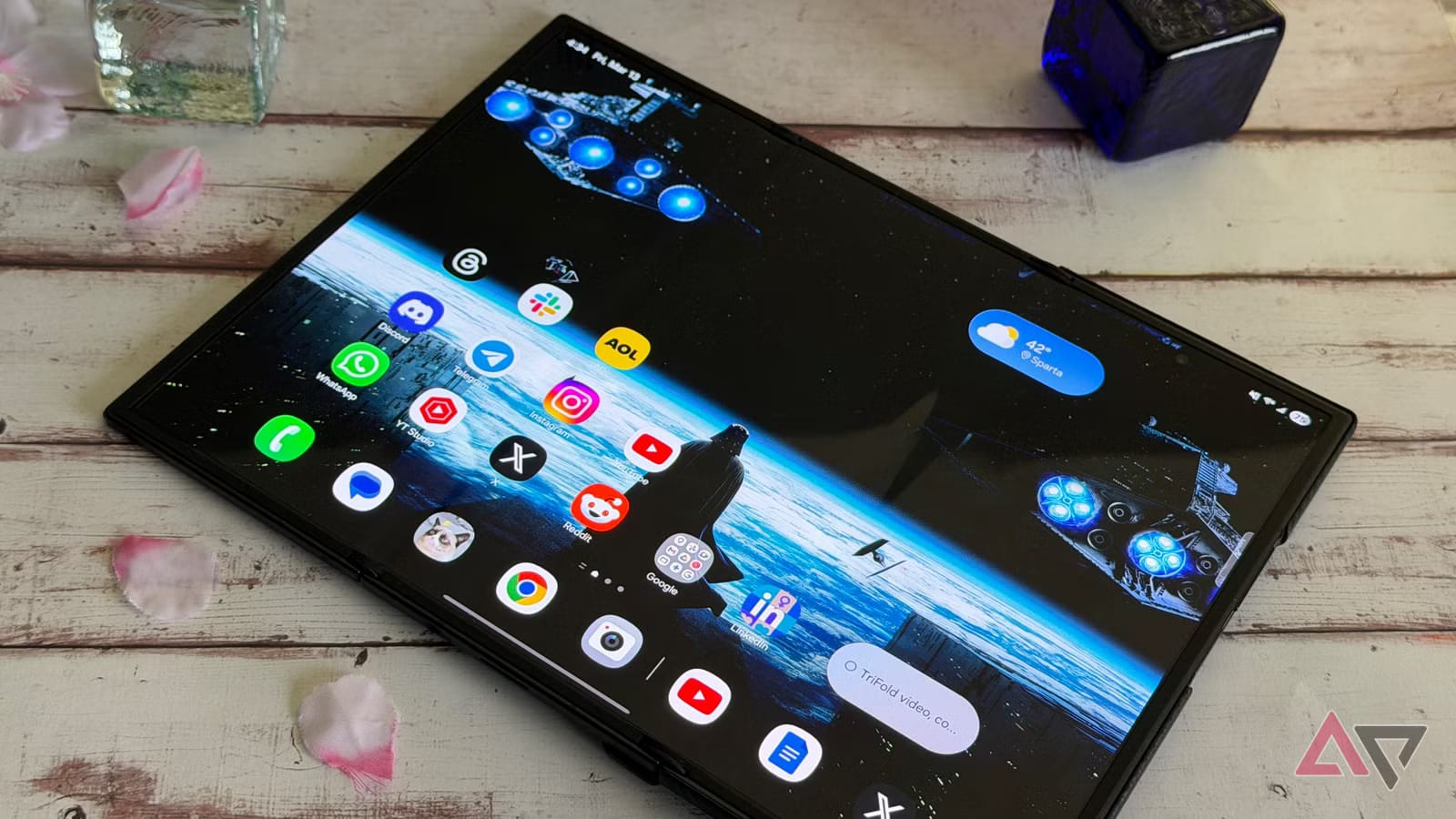 Схема из патента Samsung: Galaxy Trifold с обозначенным местом для хранения S Pen внутри корпуса