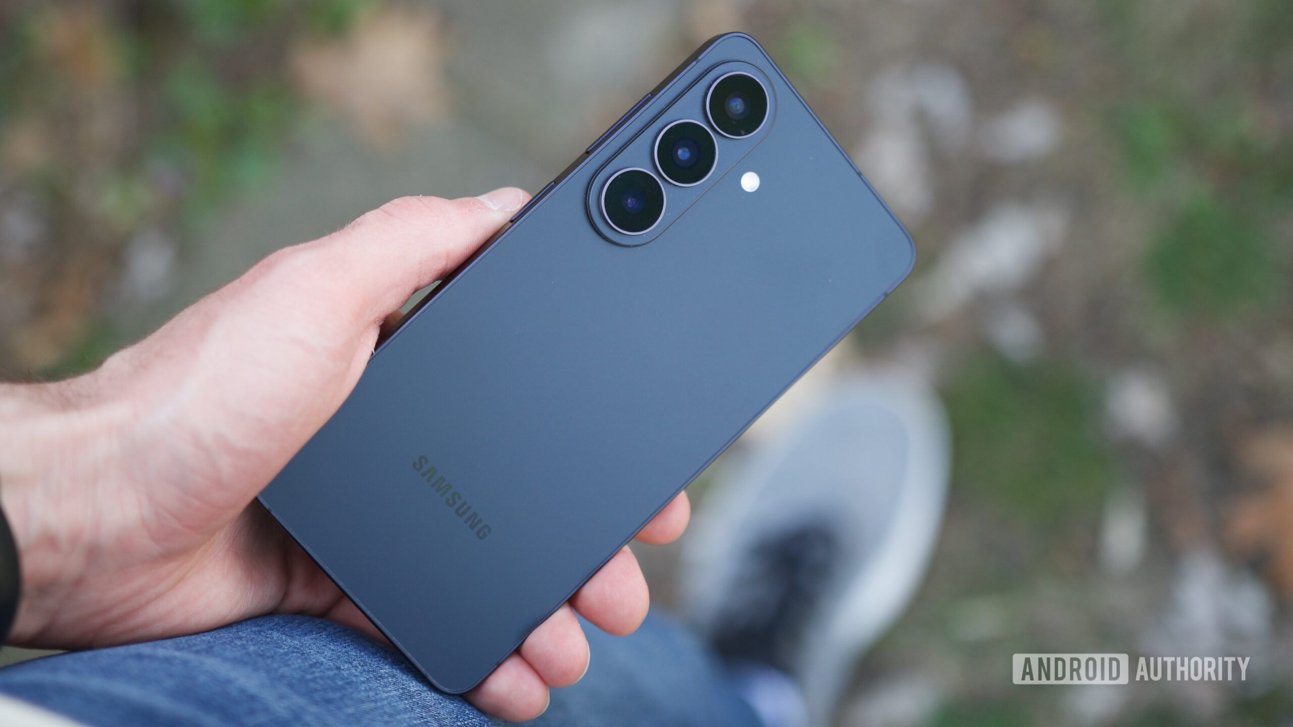 Тыльная сторона телефона Samsung Galaxy на сером фоне