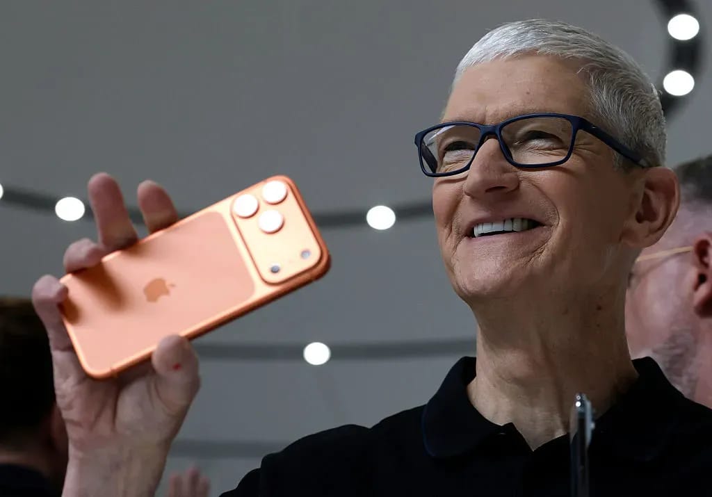 Тим Кук покидает пост на фоне рекордных продаж Apple и дефицита чипов