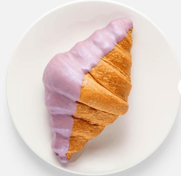 Круассан Самокат, с черникой и чёрной смородиной