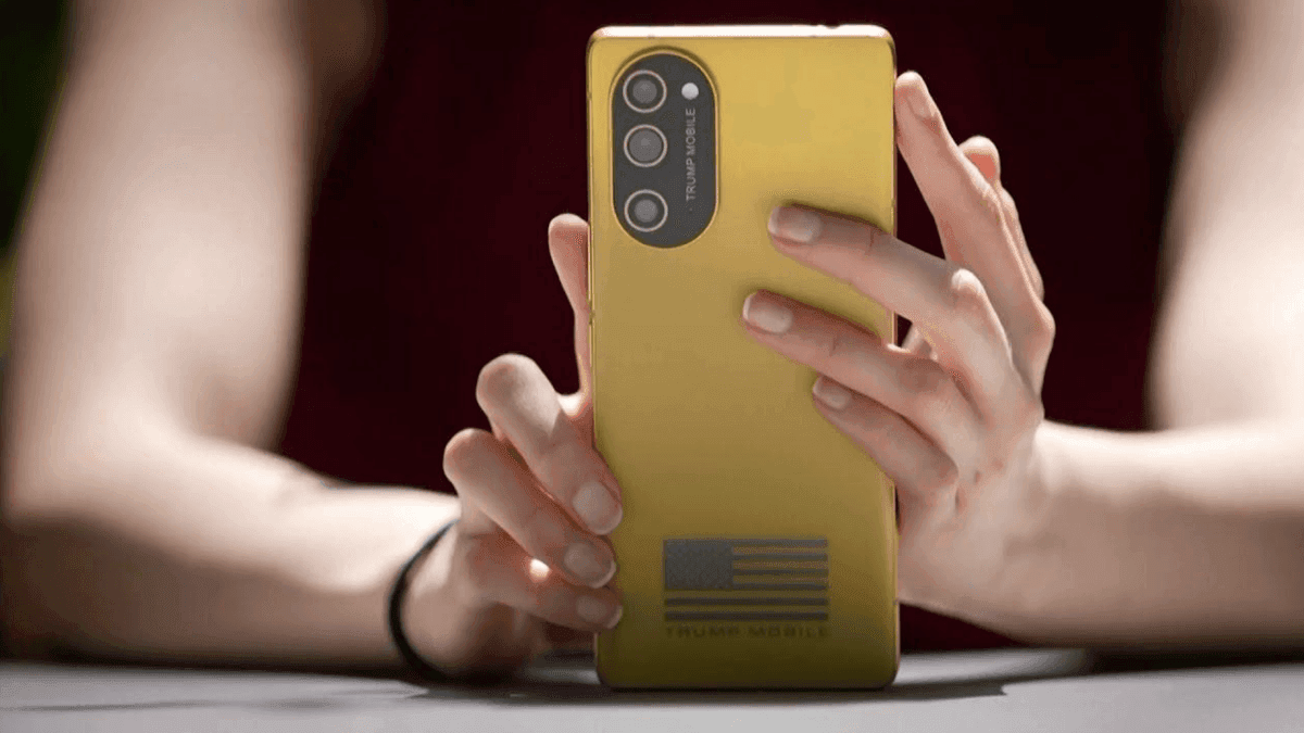 Смартфон Trump Mobile T1 Phone с золотым корпусом и гравировкой флага США на задней панели