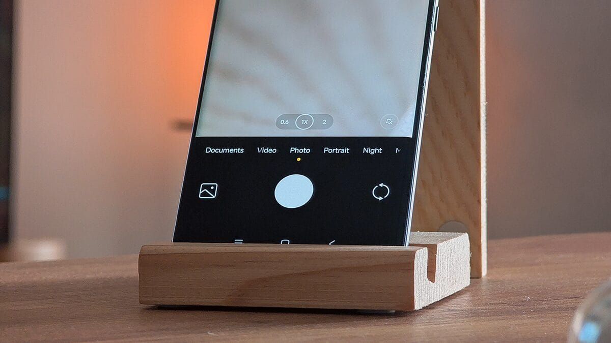 Интерфейс фирменной камеры на дисплее смартфона Xiaomi