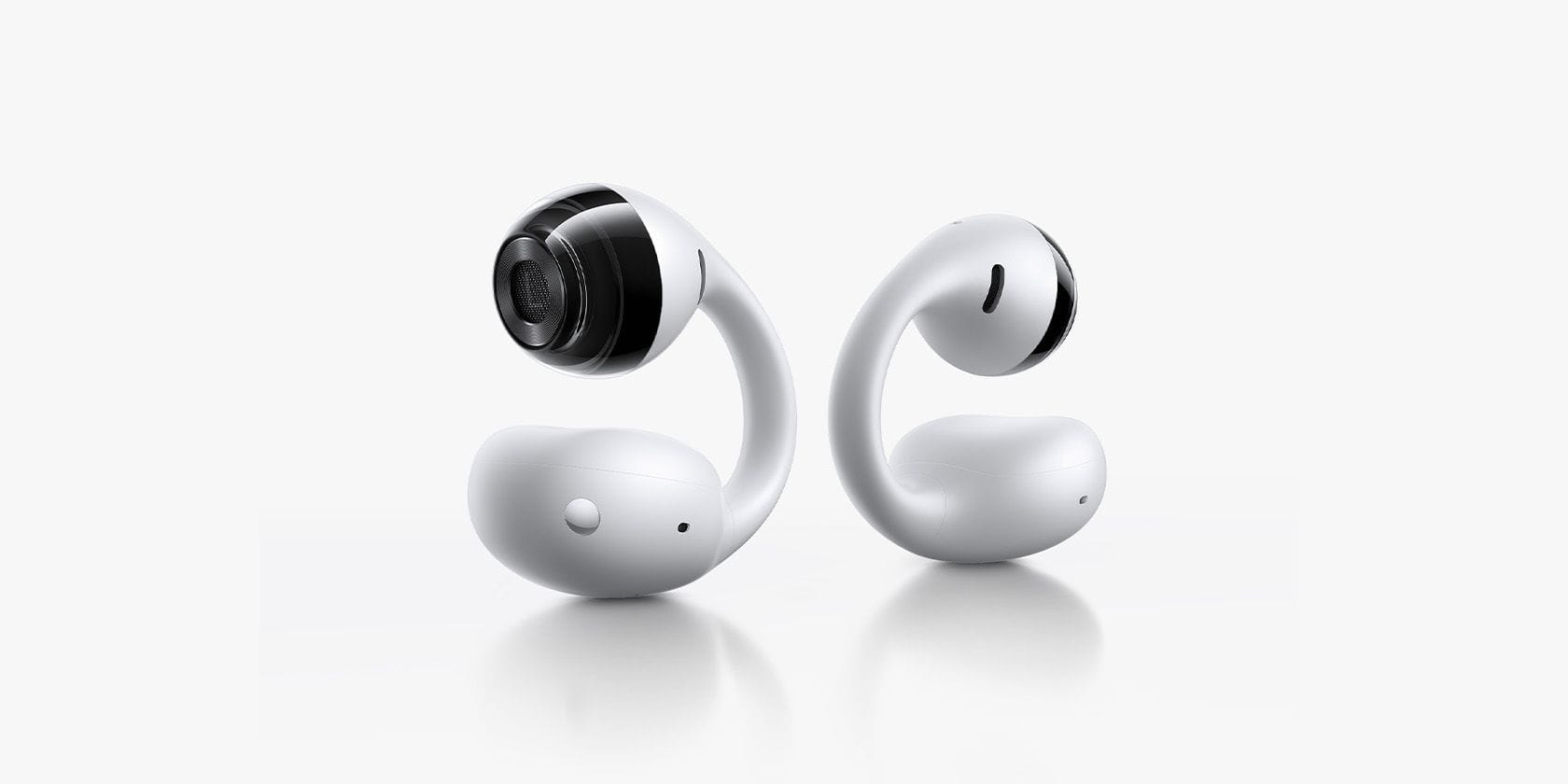 Клипс-наушники Xiaomi открытого типа в расцветке Pearl White (жемчужно-белой) рядом с зарядным кейсом