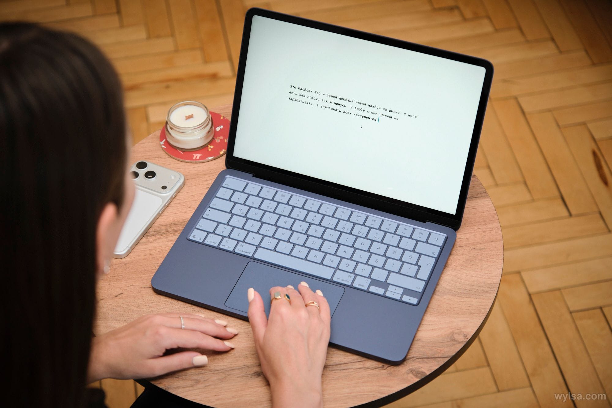 MacBook, подключённый к зарядному адаптеру